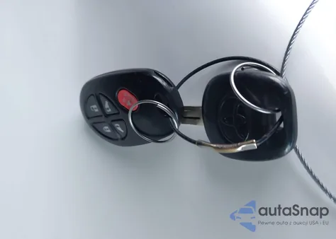 2013 Toyota Sienna Le V6 8 Passenger z USA, uszkodzony, nr VIN 5TDKK3DC0DS321905